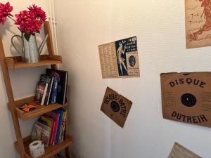 een kamer met een boekenplank met boeken bij L’Etape berrichonne in Déols