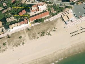 - une vue aérienne sur une plage avec un bâtiment dans l'établissement Estudio con acceso privado y directo a la Playa, à Isla Cristina