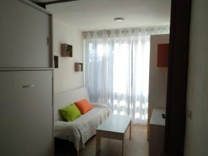 - un salon avec un canapé et une fenêtre dans l'établissement Estudio con acceso privado y directo a la Playa, à Isla Cristina