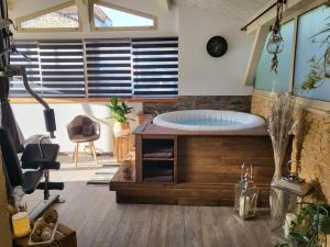 ein großes Badezimmer mit Badewanne in einem Zimmer in der Unterkunft Maison Cloé in Turnac