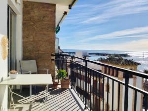 d'un balcon avec une table et une vue sur l'océan. dans l'établissement Pio X, à Jávea