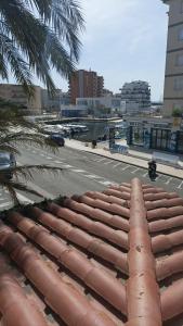 un tetto di un edificio con una strada e una palma di APCOSTAS - Puerto Simona a Roses