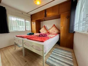 um quarto com uma cama num pequeno quarto em Enjoy 4 em Meisburg
