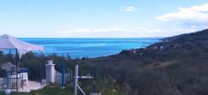 una casa con vistas al océano en La collina sui trabocchi, en Ortona