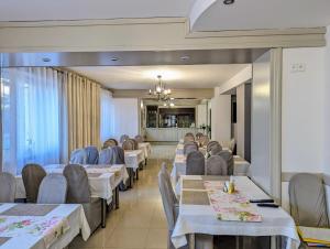 Hotel Zacisze في اوبولا لوبلسكي: غرفة طعام تحتوي على طاولات وكراسي وتميز غير مقصود