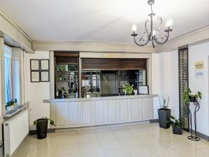 Hotel Zacisze في اوبولا لوبلسكي: مطعم فيه بار في مبنى