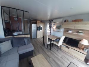 SERENITY 565 au Lac Des Rêves-camping 4 étoiles-mobil home 3ch-6pl-clim-sdb- wc séparé-au calme, belle vue sur le lac, sans vis à vis的厨房或小厨房