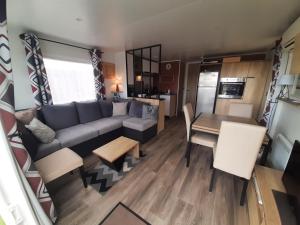 Kuchyň nebo kuchyňský kout v ubytování SERENITY 565 au Lac Des Rêves-camping 4 étoiles-mobil home 3ch-6pl-clim-sdb- wc séparé-au calme, belle vue sur le lac, sans vis à vis