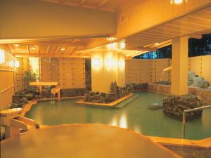 una gran piscina cubierta con un parque acuático en Fuji Hanayagi no Sho Keizan, en Fuefuki