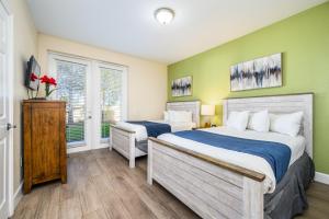 Een bed of bedden in een kamer bij New Listing, Beautiful Vacation Townhome - 4031