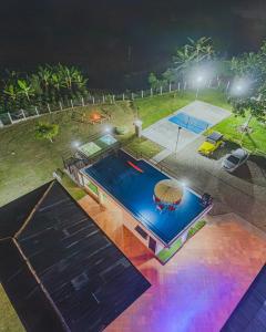 una vista aérea de una piscina por la noche en Raizes AXM I Casa Campestre I Armenia, Quindío, Colombia, en Armenia