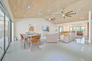 TV a/nebo společenská místnost v ubytování Cape Coral Home