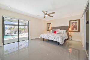 Postel nebo postele na pokoji v ubytování Cape Coral Home + 37 fotografií