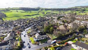 - une vue aérienne sur une petite ville avec des maisons dans l'établissement Countryside Gem - Tranquil Escape in Bath, à Bath