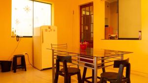 une salle à manger avec une table et des chaises en verre dans l'établissement CASA MAYNAS BARRANCO, à Lima