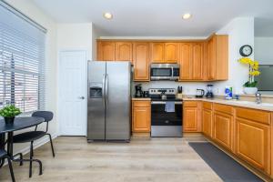 A cozinha ou cozinha compacta de New Listing, Beautiful Townhome, Vista Cay - 4014