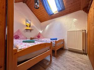 Enjoy 2 في Meisburg: غرفة نوم صغيرة مع سرير بطابقين ونافذة