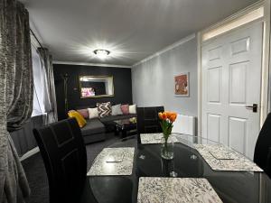 ein Wohnzimmer mit einem Tisch und einem Sofa in der Unterkunft Marton Apartments in Marton