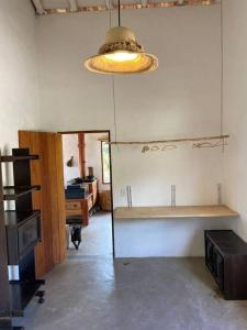 Cette chambre dispose d'une cuisine avec une lampe et une étagère. dans l'établissement Casinha do Milho - Visual único!, à Milho Verde