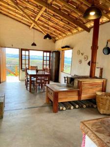 - un salon avec une table et une salle à manger dans l'établissement Casinha do Milho - Visual único!, à Milho Verde
