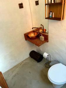 La salle de bains est pourvue d'un lavabo et de toilettes. dans l'établissement Casinha do Milho - Visual único!, à Milho Verde