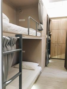 Rúm í herbergi á 日初青旅 Sundaily Hostel 北車
