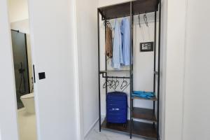 ein begehbarer Kleiderschrank mit Glastür in der Unterkunft Salentin Home - WindRelax in San Pietro in Bevagna