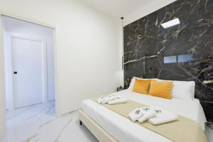 ein Schlafzimmer mit einem Bett mit zwei Handtüchern darauf in der Unterkunft Salentin Home - WindRelax in San Pietro in Bevagna