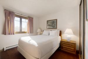 Un dormitorio blanco con una cama y una ventana. en Phoenix 216, en Steamboat Springs 26 fotos más