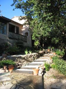 a set of stone steps in front of a house at Saint-Raphaël Villa mitoyenne 10 min de la plage in Saint-Raphaël