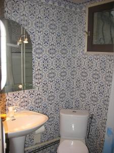 bagno con servizi igienici, lavandino e specchio di Saint-Raphaël Villa mitoyenne 10 min de la plage a Saint-Raphaël