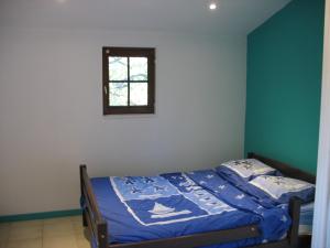 Un pat sau paturi într-o cameră la Saint-Raphaël Villa mitoyenne 10 min de la plage