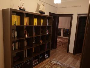 uma estante cheia de livros numa sala de estar em Beşirli Luxury Apartments em Trabzon
