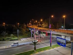 uma estrada à noite com uma carrinha branca na estrada em Beşirli Luxury Apartments em Trabzon
