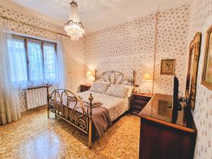 ein Schlafzimmer mit einem Bett und einem TV in der Unterkunft Grazia Guesthouse in Rom