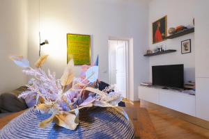 uma sala de estar com um sofá e uma TV em Primopiano - Ugo Bassi em Milão