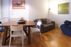 uma sala de estar com uma mesa e um sofá em Primopiano - Ugo Bassi em Milão