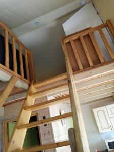 Palanda nebo palandy na pokoji v ubytování Chalet bois