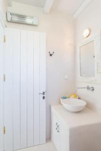 加夫里翁的住宿－Villa Nok- Island Villa，白色的浴室设有白色水槽和镜子