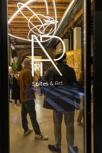 un riflesso di due persone nella vetrina di un negozio di AR Suites&Art a Bergamo