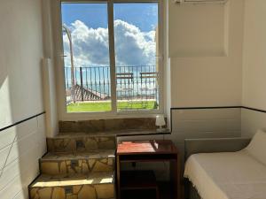 Camera con letto e finestra con vista di Rooms in Seafront Villa a Málaga