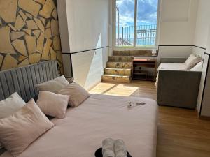 - une chambre avec un lit avec deux paires de chaussures dans l'établissement Rooms in Seafront Villa, à Malaga