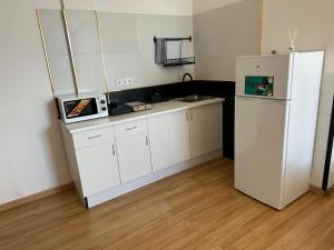 Kuchnia lub aneks kuchenny w obiekcie Rooms in Seafront Villa