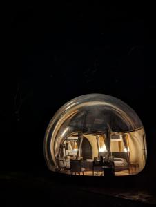 a glass dome with a bed and chairs in a room at Horizonte Bubble rooms in Cortegana