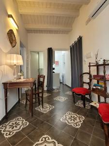 a living room with a table and chairs at B&B Loft Famiglia Arezzo in Ragusa