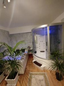 B&B Confort في ريجّو دي كالابريا: غرفة معيشة مع غرفة زجاجية كبيرة بها نباتات
