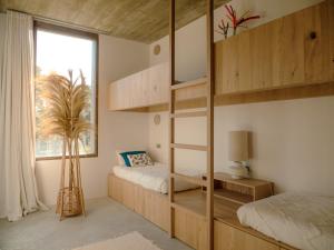 Un dormitorio con dos literas y una ventana. en Villa Amae Deluxe Comporta, en Carvalhal