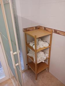a towel shelf in a bathroom with towels at Encantadora casa en Puebla Farnals in Puebla de Farnals
