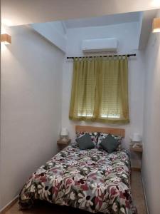 - une chambre avec un lit et une fenêtre dans l'établissement Encantadora casa en Puebla Farnals, à Puebla de Farnals