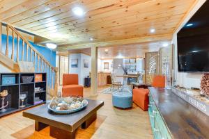 Χώρος καθιστικού στο Dog-Friendly Mtn Retreat in Whitehall with View!